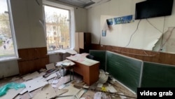 Разрушенная обстрелами школа N66 в оккупированном российскими войсками Мариуполе