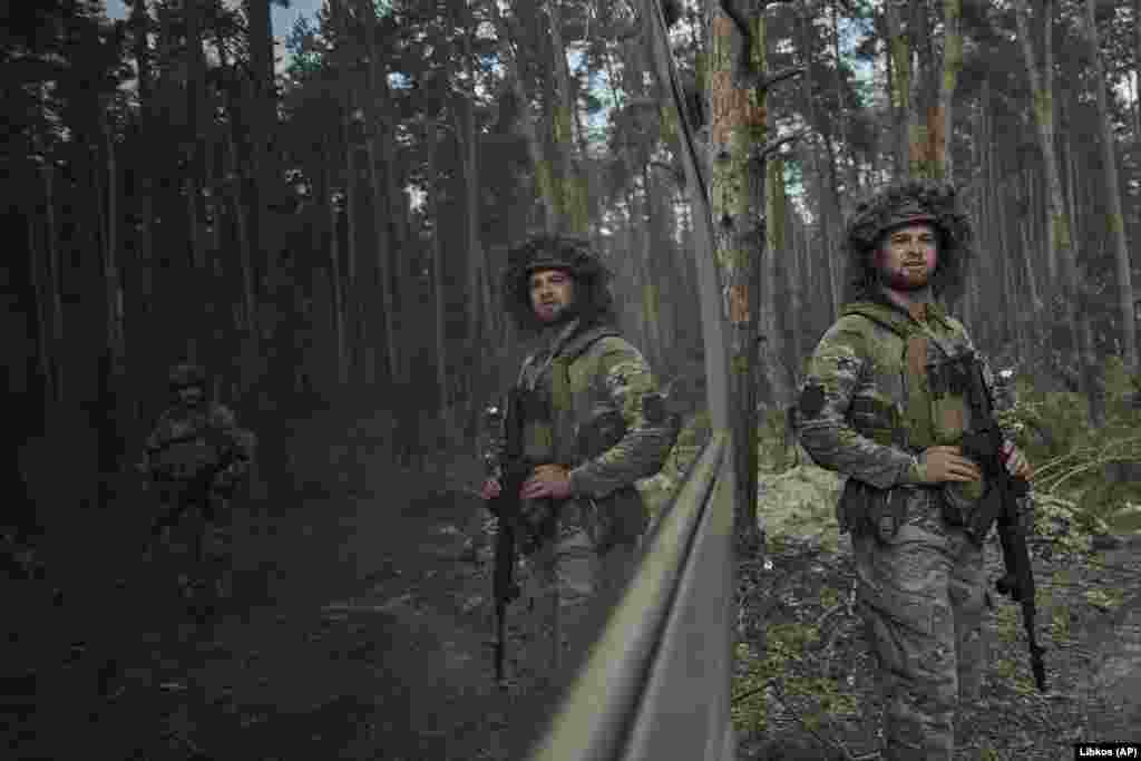 Украинский военный во время подготовки подразделения к обстрелу российских позиций близ Кременной