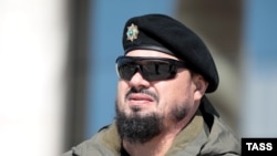 Президент клуба "Ахмат" Абузайд Висмурадов во время смотра сил чеченских военных подразделений и спецтехники весной 2022 года