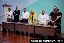 Алексей Навальный (второй слева) и его защитники во время приговора по делу об "экстремизме" в ИК-6 во Владимирской области. 4 августа 2023 года. Фото: AFP