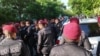 Полиция в Ереване начала задерживать участников "акции неповиновения" – протестных выступлений против действующего премьер-министра страны Никола Пашиняна и территориальных уступок Азербайджану