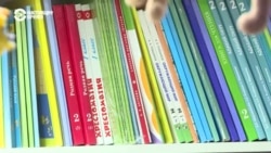 В Кыргызстане родители жалуются на нехватку учебников в школах
