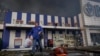 "Огонь был везде, пыль и черная копоть". В Харькове разбирают завалы гипермаркета, где от авиабомб России погибли 16 человек