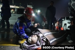 Медики оценивают состояние мужчины, вытащенного из-под завалов. Антакия, 6 февраля 2023 года. Фото: SGDD