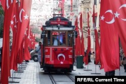 Украшенный к Дню Республики трамвай на улице Стамбула. 27 октября 2023 года