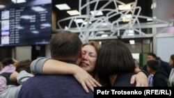 Пассажирка рейса Тель-Авив – Алматы обнимает родственников в аэропорту