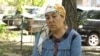 Пожилая кыргызстанка сортирует овощи на базе в Красноярске: ей пришлось уехать в Россию, чтобы платить долги семьи