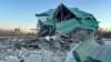 Разрушенный в результате авиаудара железнодорожный вокзал в поселке Великий Бурлук Харьковской области