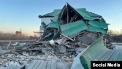 Разрушенный в результате авиаудара железнодорожный вокзал в поселке Великий Бурлук Харьковской области