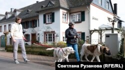 Регина со своей партнеркой и собаками в Германии