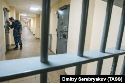 Сотрудник тюрьмы № 2 УФСИН Владимирской области в одном из корпусов. Фото ТАСС, 18 августа 2016