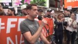Макс Покровский выступил в Нью-Йорке на массовой акции в поддержку Алексея Навального 
