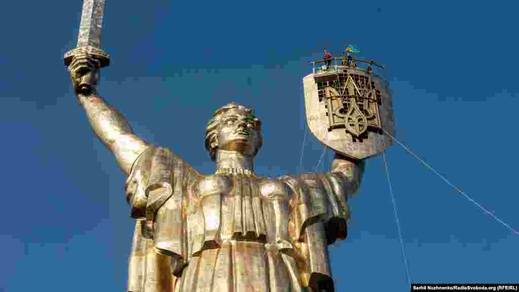 Высота памятника&nbsp;&ndash; 102&nbsp;метра (с постаментом), это пятый по высоте памятник в мире. На щите в руке фигуры женщины был герб Советского Союза, его начали демонтировать 26 июля.