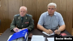 Отставной полковник ГРУ Владимир Квачков (на фото слева) в зале суда