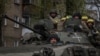 "Чтобы закрепиться, украинским силам обороны необходимо уничтожить полностью всю группировку российских войск на левом берегу Днепра. Над этим сейчас и работают украинские артиллеристы"