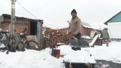 Жители Астаны сами чистят улицы и дворы после снегопадов: коммунальные службы с уборкой снега не справляются