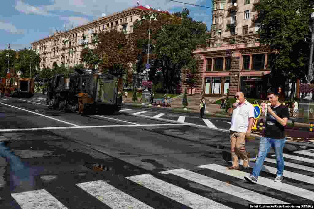 До сих пор подбитую российскую технику можно было увидеть на площади у Михайловского собора в Киеве. Теперь, расставленная металлоломом на Крещатике, уничтоженная военная техника страны-агрессора символизирует провал планов Путина на молниеносный захват Украины. Киев, 21 августа 2023 года