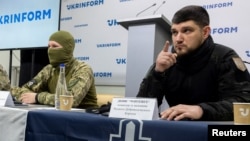 Денис Капустин (в черном)