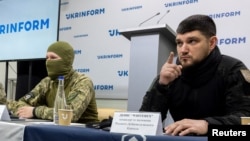 Денис Капустин (в черном)