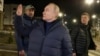 Во время встречи Путина с жителями оккупированного Мариуполя кто-то выкрикнул: "Это все напоказ!" 