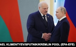 Президент России Владимир Путин и авторитарный белорусский лидер Александр Лукашенко во время встречи в Москве в апреле прошлого года