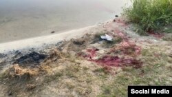 Следы крови на месте обстрела российскими войсками пляжа в городе Константиновка Донецкой области 
