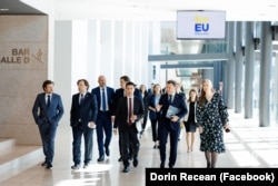 Представители Молдовы перед началом межправительственной конференции в Люксембурге, где запустились переговоры о вступлении Молдовы в ЕС. 25 июня 2024 года