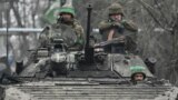 "В большинстве своем наблюдатели в Украине, и я, в общем, с этим согласен, говорят о том, что наступление предполагает в качестве конечной цели выход на побережье Азовского моря где-то либо в районе Бердянска, либо в районе Мариуполя"
