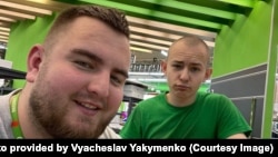 Вячеслав Якименко с погибшим во время обстрела коллегой