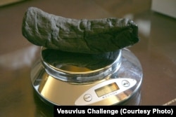Внешний вид свитка, фрагмент которого в итоге был расшифрован участниками хакатона. Фото: Vesuvius Challenge