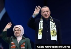 Реджеп Тайип Эрдоган и его супруга Эмине приветствуют собравшихся на митинге 30 апреля 2023 года в Анкаре. Фото: Reuters