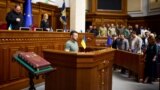 "Что у вас под столом стоит?" Взятки и незаконные выезды за границу. Как из-за коррупционных скандалов редеют ряды партии Зеленского