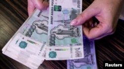 "Рынок настроился на девальвацию рубля". Экономический обозреватель – о снижении курса и ключевой ставки ЦБ в России