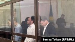 Экс-сотрудники КНБ Казахстана, обвиненные в пытках задержанных, в зале суда