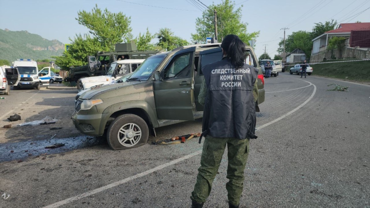 В Карачаево-Черкесии неизвестные расстреляли наряд ДПС: двое силовиков  погибли, четверо ранены. В МВД сообщили, что пятеро нападавших убиты