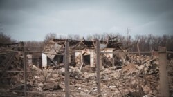 Разрушенные здания после российских обстрелов в Великой Писаревке