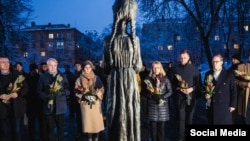 Делегация Исландии возле Мемориала жертвам Голодомора в Киеве