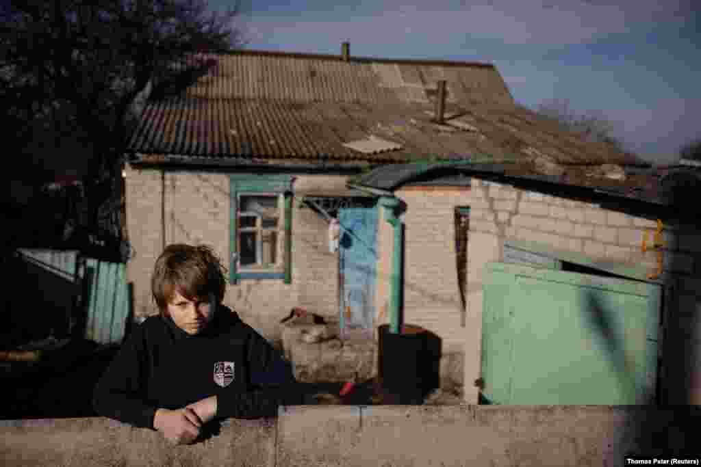 31 января 2024 года. 13-летний Никита возле своего дома в селе Татьяновка Донецкой области, расположенного примерно в 30 километрах от линии фронта. Никита нуждается в особом подходе к обучению. К нему и другим детям с похожими потребностями, проживающим вблизи зоны боевых действий, дважды в неделю приезжают волонтеры, которые помогают с учебой. Для многих детей это едва ли не единственная возможность взаимодействовать с людьми, которые не входят в круг ближайших родственников