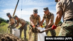Румынские военные на месте строительства бомбоубежища