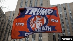 Флаг сторонников Дональда Трампа возле здания суда в Нью-Йорке, 4 апреля 2023 года. Фото: Reuters