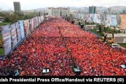 Митинг сторонников Реджепа Эрдогана в Анкаре 30 апреля 2023 года. Фото: пресс-служба президента Турции via Reuters