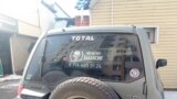Машина с наклейками ЧВК "Вагнер" у детского спортклуба в Чите