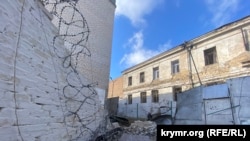 Разрушения после российских обстрелов на территории Херсонского СИЗО