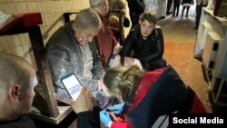 Медики оказывают помощь пострадавшим от российского обстрела жителям Херсона