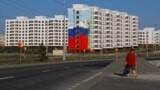 Новоотстроенные дома в Мариуполе с патриотическими муралами