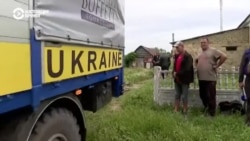 Один день волонтеров, которые возят воду и еду в затопленные села в Херсонской области: спецрепортаж Настоящего Времени