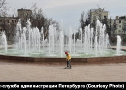 Светомузыкальный фонтан в Мариуполе, отремонтированный властями Петербурга. Петербург взял шефство над разрушенным российскими военными городом
