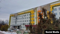 Последствия обстрела городской больницы Тростянца российскими танкистами