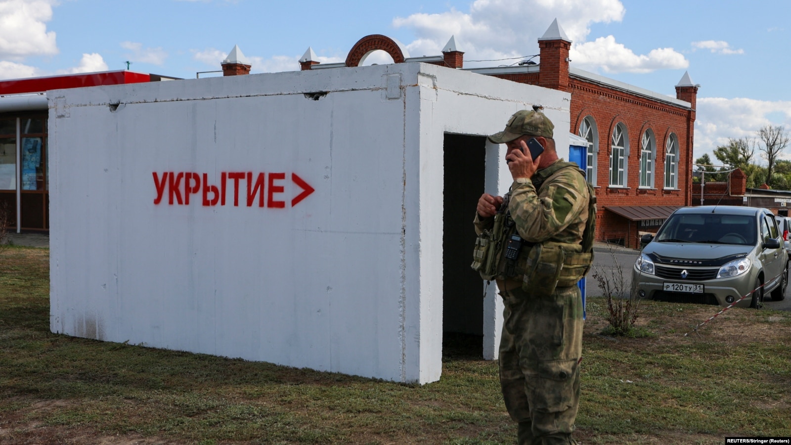 "Как будто знают заклинания от беспилотников". Как россияне ищут укрытия во время украинских атак
