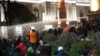 В Тбилиси полиция газом и водометами разгоняет протестующих против закона об "иностранных агентах": парламент принял его в первом чтении